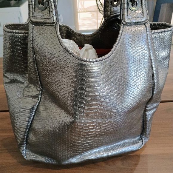 The Limited Metallic Silver Shoulder Bag - Picture 5 of 9